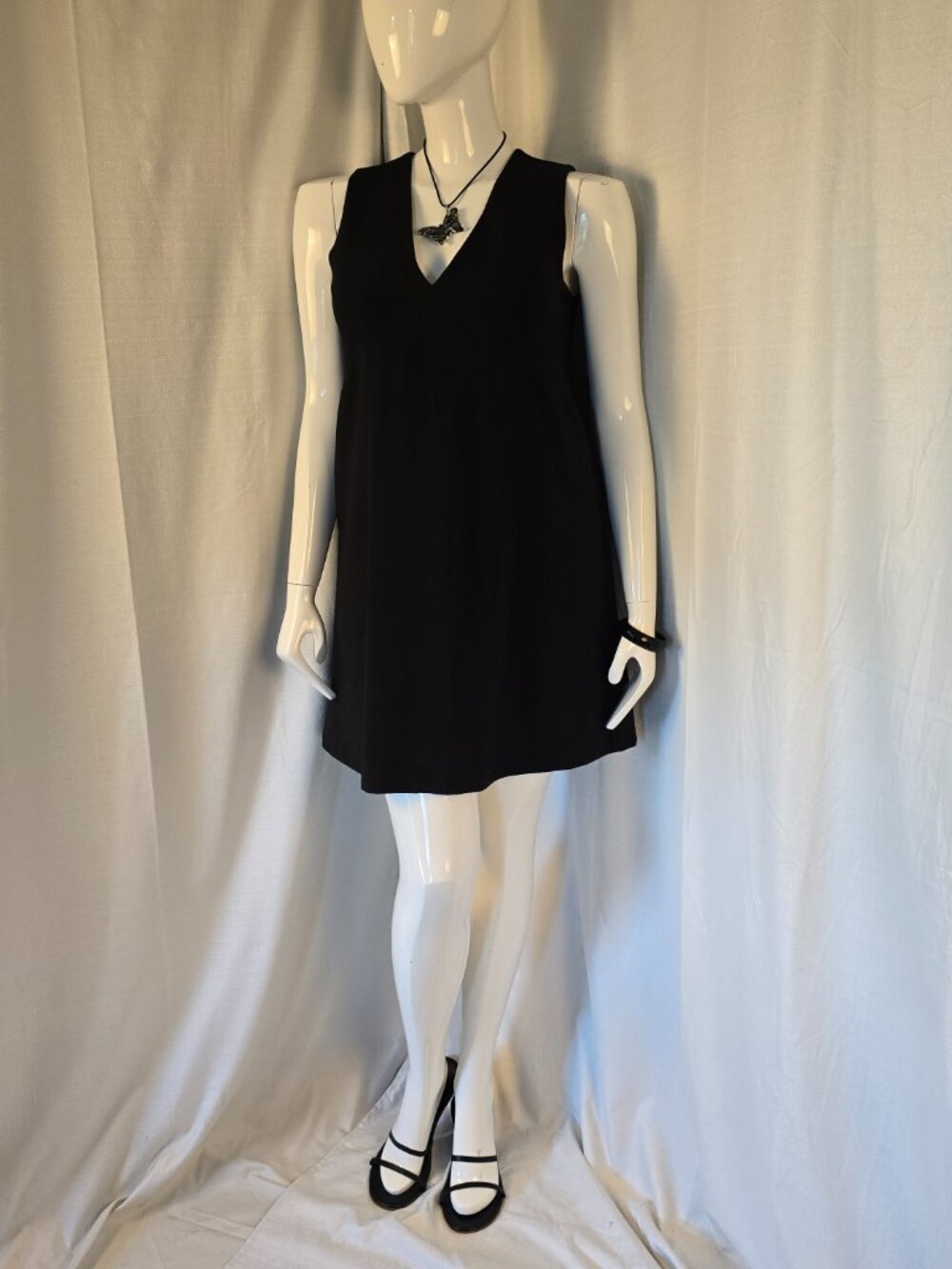 Classic Banana Republic Sleeveless V-neck Black Dress Size 12